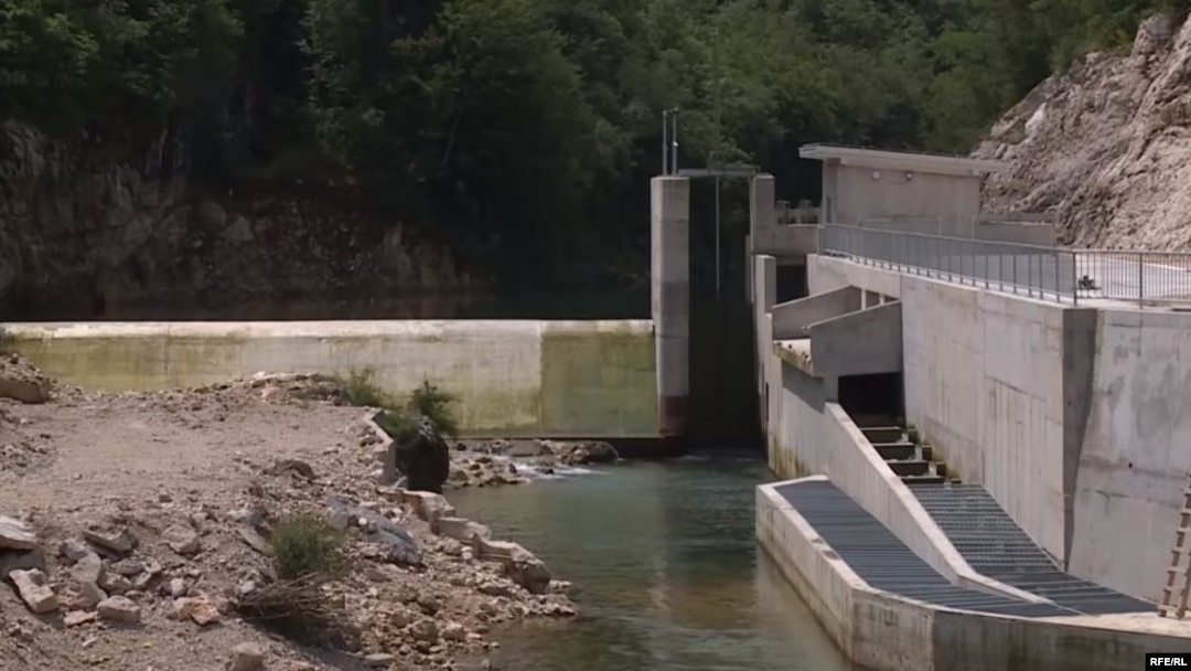 Male hidroelektrane grade u ruralnim područjima, nekad daleko od očiju i što lokalni stanovnici saznaju da se nešto dešava tek kad dođe prvi bager, kaže Porej