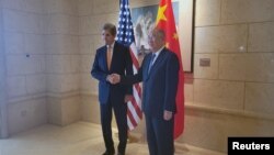 美国气候特使克里与中国气候特使解振华在北京会晤。(2023年7月17日)
