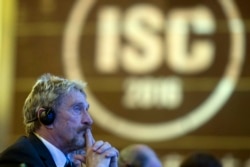 Pengusaha perangkat lunak antivirus John McAfee mendengarkan selama konferensi keamanan internet di Beijing, China, 16 Agustus 2016. (Foto: AP)