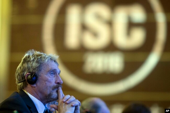 Pengusaha perangkat lunak antivirus John McAfee mendengarkan selama konferensi keamanan internet di Beijing, China, 16 Agustus 2016. (Foto: AP)