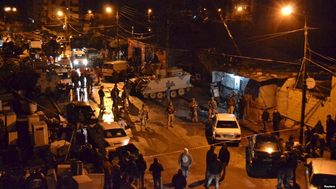 Tentara-tentara Lebanon di luar kafe tempat serangan bom bunuh diri terjadi di Jabal Mohsen, Tripoli (10/1). 