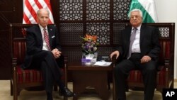 Joe Biden, yang saat itu menjabat sebagai Wapres AS, bertemu Presiden Palestina Mahmoud Abbas, di Ramallah, Tepi Barat, 9 Maret 2016 (foto: dok). 