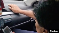 El expresidente boliviano Evo Morales está sentado en un automóvil en movimiento después de ser alcanzado por disparos, en esta captura de pantalla obtenida de un video publicado el 27 de octubre de 2024.