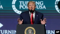 El presidente Donald Trump habla a jóvenes conservadores en la Cumbre de Acción de Estudiantes Turning Point, en el Centro de Convenciones del Condado Palm Beach, el sábado 21 de diciembre de 2019, en West Palm Beach. AP/Luis M. Álvarez.