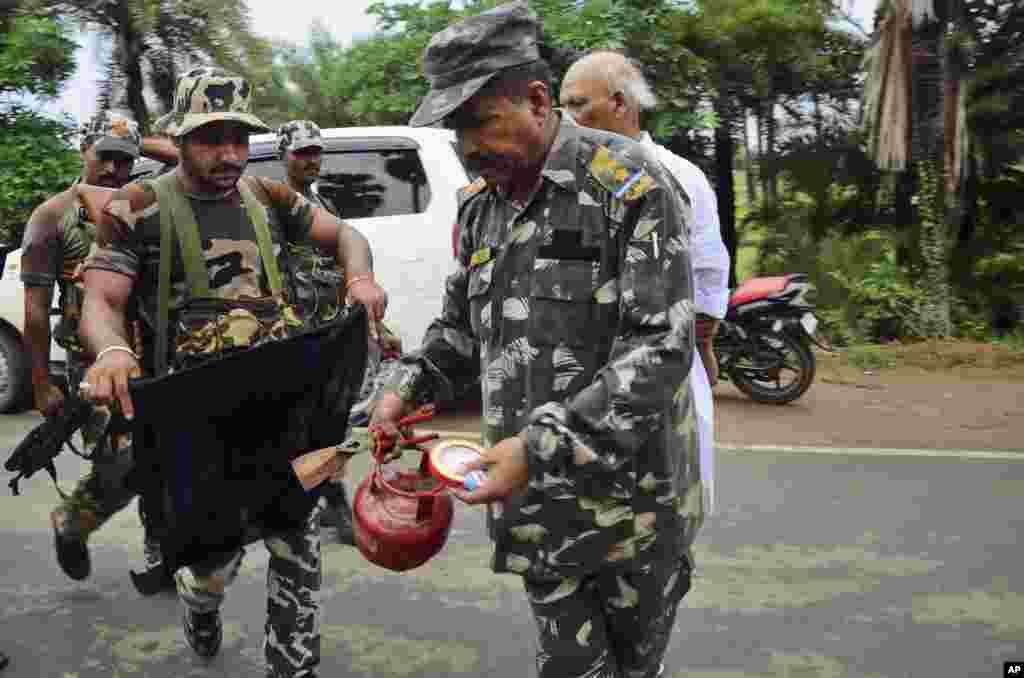 A bomb squad member defuses a suspected timer fitted device in Bodh Gaya, Bihar, India, July 7, 2013.