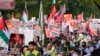 Los manifestantes marchan durante una manifestación cerca de la Convención Nacional Demócrata el 22 de agosto de 2024, en Chicago.