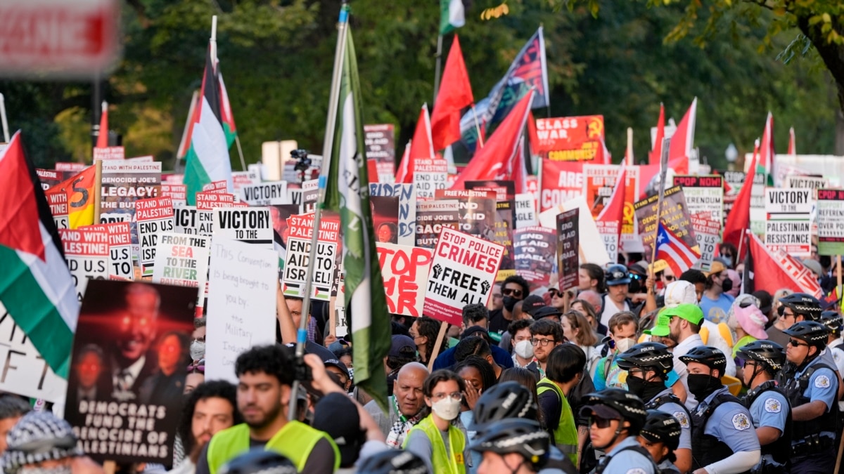 I manifestanti filo-palestinesi condannano la guerra a Gaza mentre i delegati lasciano la Convenzione Nazionale Democratica