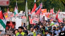 Los manifestantes marchan durante una manifestación cerca de la Convención Nacional Demócrata el 22 de agosto de 2024, en Chicago.