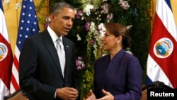 Presiden AS Barack Obama bertemu Presiden Kosta Rika, Laura Chinchilla di San Jose, Jumat (3/5). 