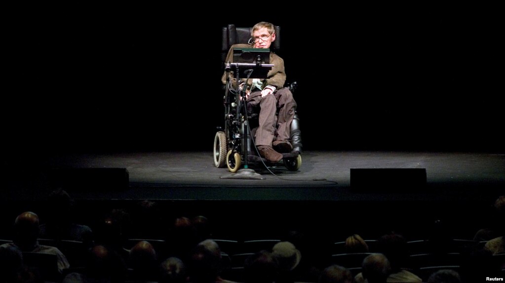 Giáo sư Stephen Hawking trong một buổi thảo luận ở California, 13/3/2007