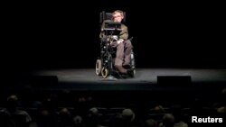 Giáo sư Stephen Hawking trong một buổi thảo luận ở California, 13/3/2007