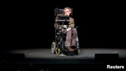 El profesor de matemáticas en la Universidad de Cambridge, Stephen W. Hawking, analiza las teorías sobre el origen del universo 