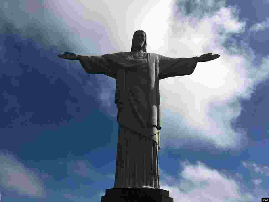 مجسمه مسیح در ریو از مشهورترین بناهای جهان است.