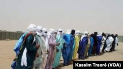 Le Premier ministre malien, Soumeylou Boubeye Maïga, en visite à Tessalit, le 22 mars 2018. (VOA/Kassim Traoré)