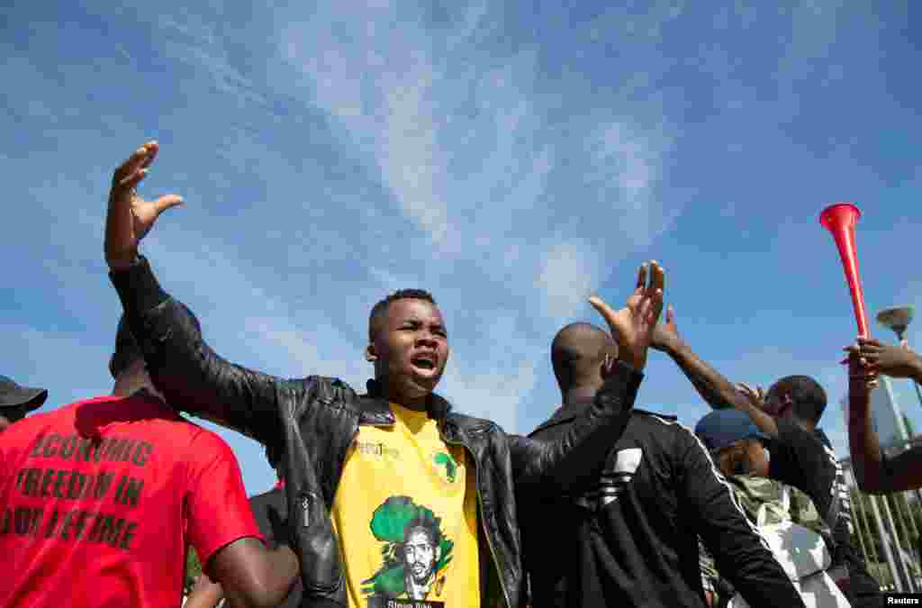 Des étudiants de l'université de Durban manifestent contre la hausse des frais d'inscription à Durban, Afrique du sud, le 29 septembre 2016.