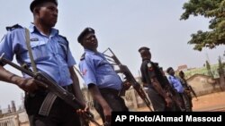 경계를 강화하고 있는 나이지리아 경찰. (자료사진)