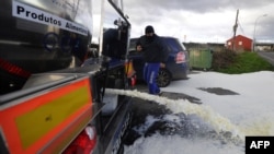 Milk spills from a protesting farmer's tanker truck in Northwestern Spain, on February 15, 2016. (AFP Photo)