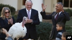 President Barack Obama with his nephews Aaron Robinson and Austin Robinson, and National Turkey Federation Chairman John Reicks, pardons the National Thanksgiving Turkey, Tot, Wednesday, Nov. 23, 2016