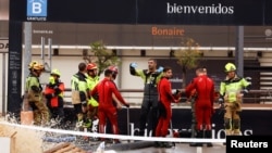 Miembros de unidades de rescate y emergencia trabajan en la entrada del estacionamiento subterráneo del centro comercial Bonaire después de las inundaciones causadas por las fuertes lluvias en Aldaia, cerca de Valencia, España, el 4 de noviembre de 2024. 