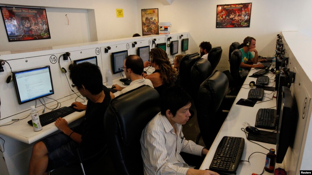 Orang-orang menjelajah web di sebuah kafe internet di Bangkok, 29 September 2010. (Foto: dok).