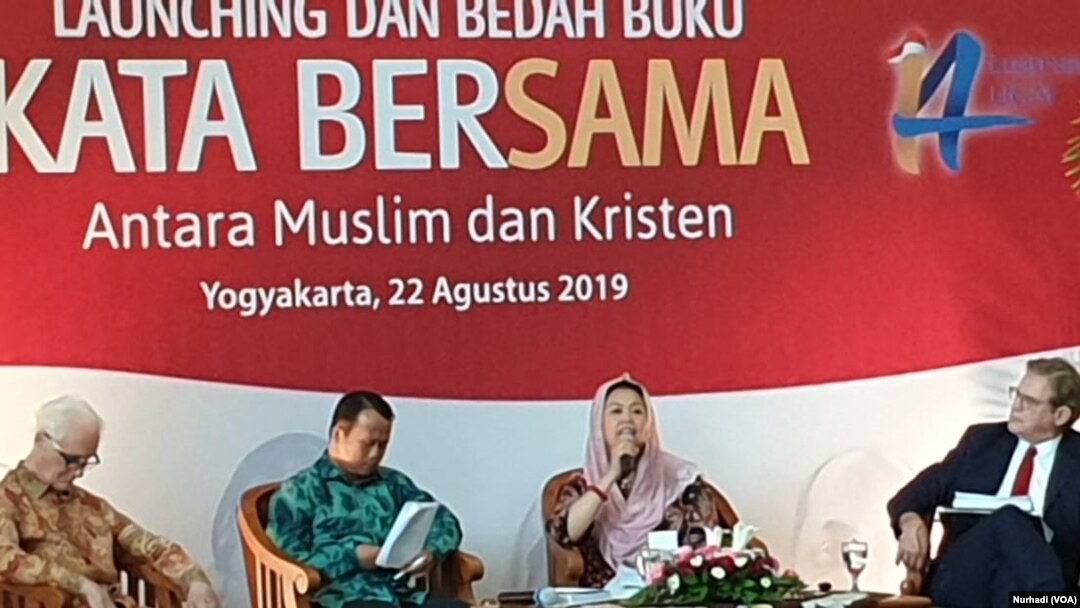 Para pembicara dalam peluncuran buku "Kata Bersama" di UGM, Yogyakarta, Kamis, 22 Agustus 2019. (Foto:VOA/Nurhadi)