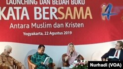 Para pembicara dalam peluncuran buku "Kata Bersama" di UGM, Yogyakarta, Kamis, 22 Agustus 2019. (Foto:VOA/Nurhadi)