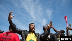 Des étudiants de l'université de Durban manifestent contre la hausse des frais d'inscription à Durban, Afrique du sud, le 29 septembre 2016.