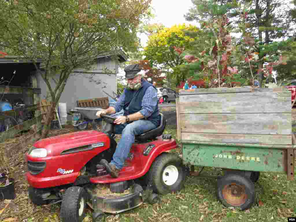 Rabbi David Shneyer transports trees for planting at Sanctuary Retreat Center, Beallsville, MD. (Rosanne Skirble/VOA)