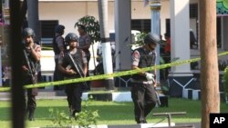 ARSIP – Anggota satuan Gegana memeriksa area dimana seorang pembom bunuh diri meledakkan dirinya di salah satu kantor polisi di Solo, Jawa Tengah, 5 Juli 2016. Polisi mengatakan pembom bunuh diri ini adalah sahabat Bahrun Naim, satu dari ratusan orang Indonesia yang bergabung dengan IS di Suriah yang terkait dengan plot lainnya di Indonesia (foto: AP Photo, Arsip)