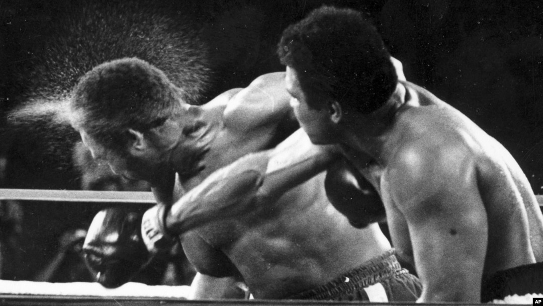 George Foreman lĩnh một cú đấm của Muhammad Ali ở vòng thứ bảy của trận đấu được mệnh danh là 'The Rumble in the Jungle' (Cuộc thư hùng trong rừng già) ở Kinshasa, Cộng hòa Dân chủ Congo, ngày 30 tháng 10 năm 1974.