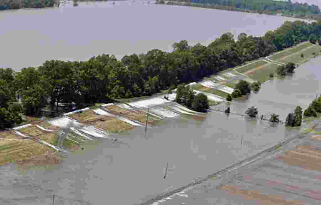 Vista aérea de las áreas a lo largo del dique que ocupan las primeras plazas en Lake Providence, Luisiana, 12 de mayo 2011.