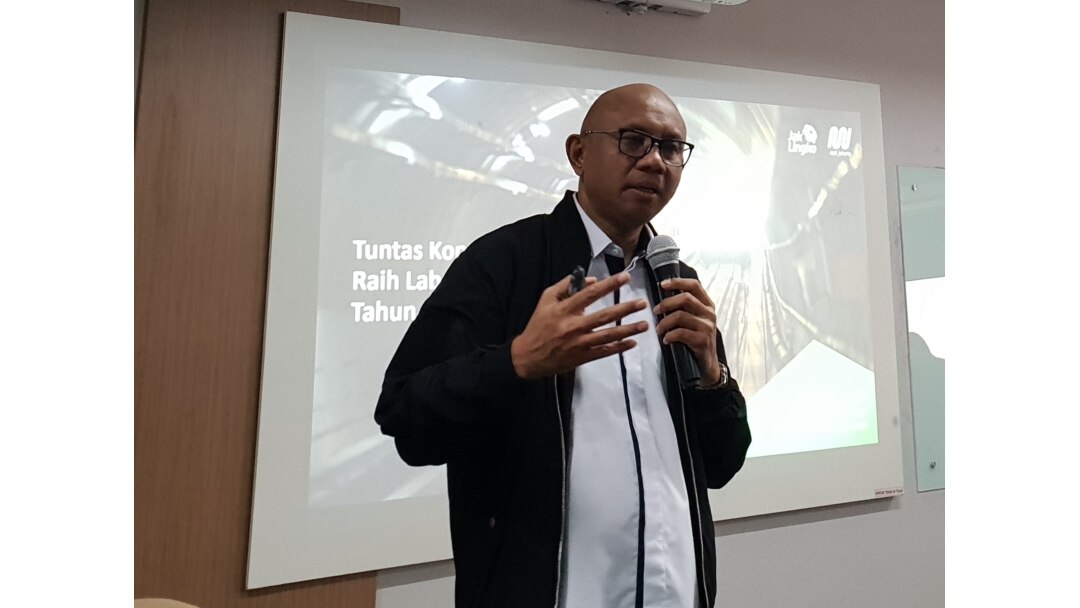 Presiden Direktur PT MRT Jakarta, William Sabandar saat pemaparan materi “Mengawal Keberlanjutan” di kantornya, di Jakarta, Rabu (27/11). (Foto: VOA/Ghita)