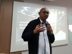 Presiden Direktur PT MRT Jakarta, William Sabandar saat pemaparan materi “Mengawal Keberlanjutan” di kantornya, di Jakarta, Rabu (27/11). (Foto: VOA/Ghita)