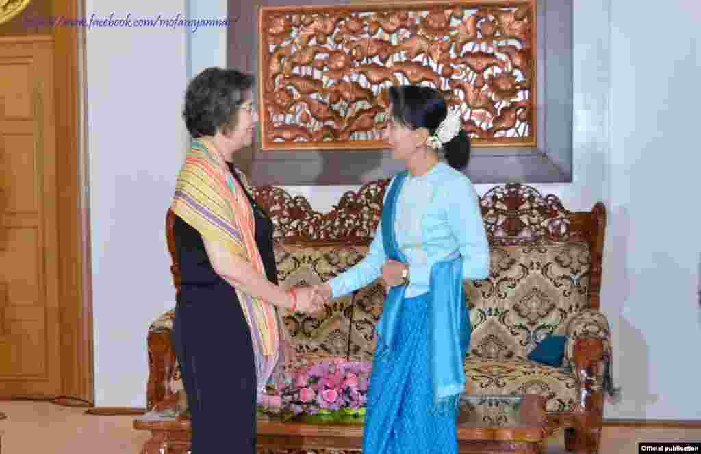 Yanghee lee meets with Aung San Suu Kyi