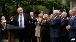 미국 건강보험법 대체 법안이 4일 하원을 통과한 후 도널드 트럼프 대통령이 백악관 잔디밭에서 연설하고 있다. 
