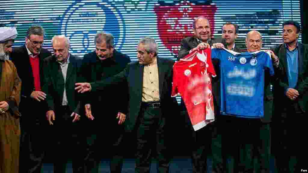 مراسم واگذاری دو ورزشگاه به تیم‌های استقلال و پرسپولیس با حضور محمد باقر قالیباف و هواران این دو تیم در برج میلاد برگزار شد. عکس: امید وهاب زاده، فارس