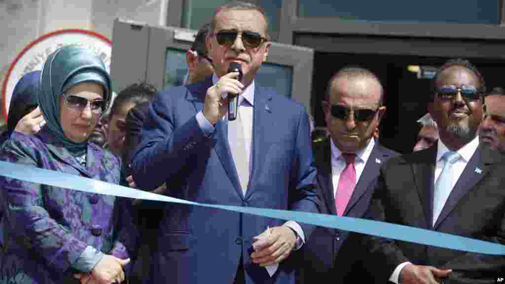 Le président de la Turquie, Recep Tayyip Erdogan, la première Dame Emine Erdogan, le ministre des affaires étrangères Mevlüt Cavusoglu, et le président de la Somalie, Hassan Sheikh Mohamud, coupent le ruban lors de la cérémonie pour ouvrir une nouvelle ambassade turque à Mogadiscio, 3 juin, 2016 .