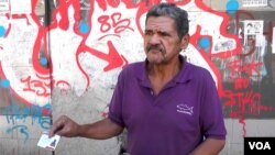 Carlos, un vigilante de 56 años, dice se vio obligado, por la crisis en la nación a censarse con el carnet de la patria.