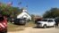 El personal de emergencia responde a un tiroteo fatal en una iglesia bautista en Sutherland Springs, Texas, el 5 de noviembre de 2017.