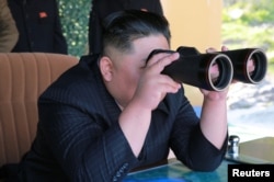 El líder de Corea del Norte, Kim Jong Un supervisa una prueba militar en Corea del Norte, el 10 de mayo de 2019. Foto provista por agencia central de noticias coreana, KCNA.