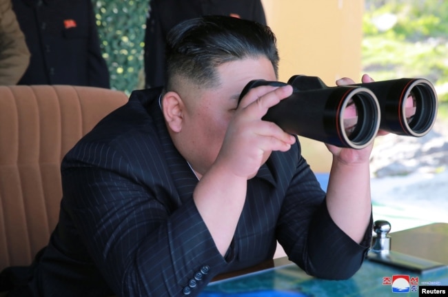 El líder de Corea del Norte, Kim Jong Un supervisa una prueba militar en Corea del Norte, el 10 de mayo de 2019. Foto provista por agencia central de noticias coreana, KCNA.