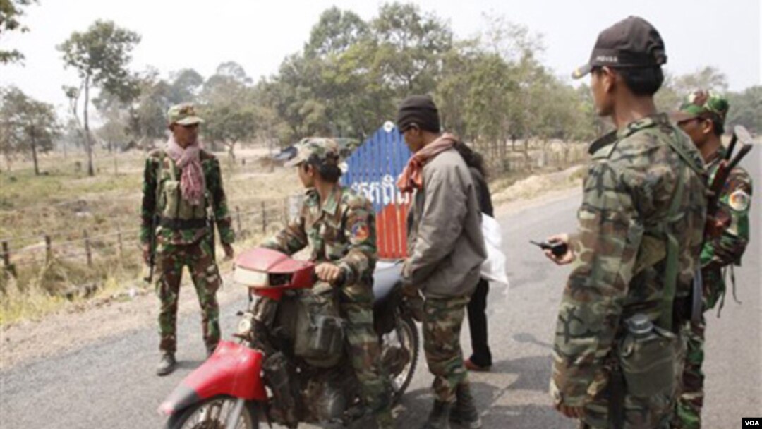 Tentara Kamboja melakukan patroli di dekat pos pemeriksaan di perbatasan, dekat lokasi kuil Preah, Selasa (8/2).