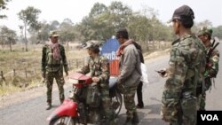 Tentara Kamboja melakukan patroli di dekat pos pemeriksaan di perbatasan, dekat lokasi kuil Preah, Selasa (8/2).