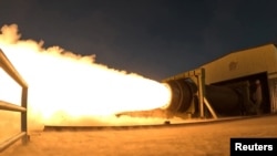 북한 관영 조선중앙통신이 2026년 3월 29일 공개한 사진. 통신(KCNA)이 탄소섬유 복합재료를 적용한 고출력 고체연료 엔진의 지상 분출시험이라고 밝힌 장면. 