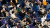 Muchos espectadores en un juego del Clásico Mundial de Béisbol en Tokio usaban aun sus mascarillas el 13 de marzo de 2023.