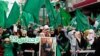 Des partisans du Hamas palestiniens crient des slogans lors d'un rassemblement marquant le 29e anniversaire de la fondation de leur mouvement, dans la ville de Gaza, le 14 décembre 2016