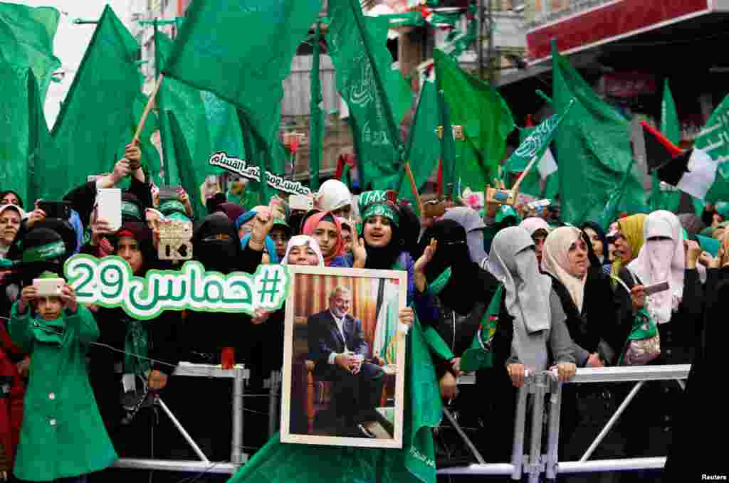 تجمع طرفداران فلسطینی حماس در بیست و نهمین سالگرد تاسیس جنبش حماس در غزه.
