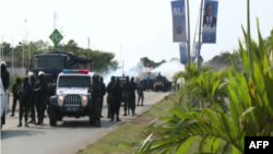 Les forces de l'ordre avancent vers des manifestants qui protestent contre la victoire du président sortant Ali Bongo à la présidentielle gabonaise, à Libreville, Gabon, 31 août 2016