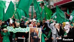 Warga Palestina pendukung Hamas meneriakkan slogan-slogan dalam sebuah unjuk rasa yang menandai ulang tahun berdirinya gerakan Hamas di Gaza City (14/12). (foto: REUTERS/Suhaib Salem)