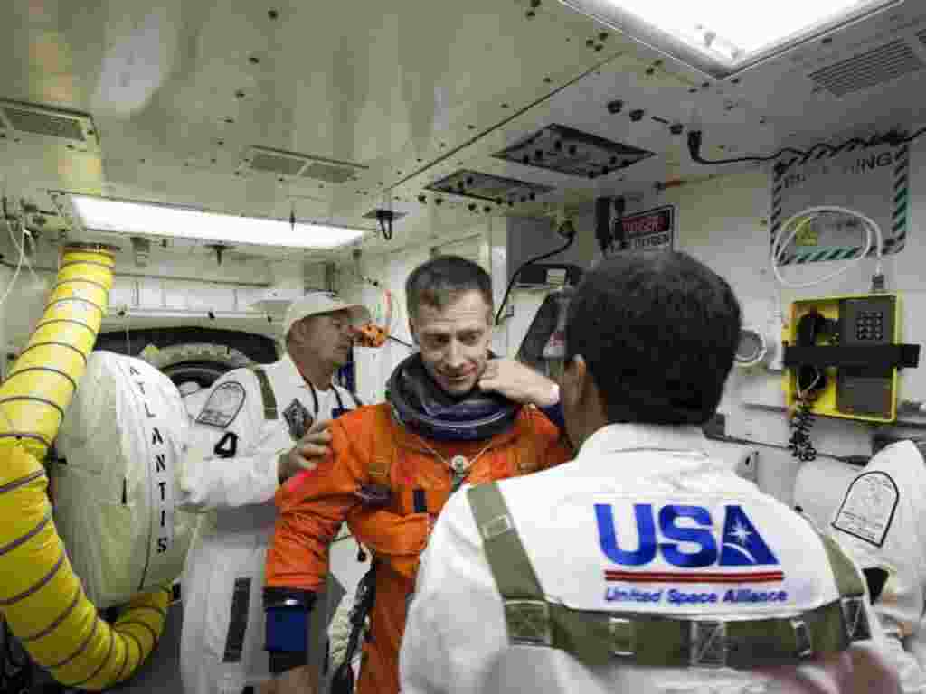 El transbordador espacial Atlantis, OV-104, se prepara para su lanzamiento desde el Centro Kennedy de la NASA en Florida.